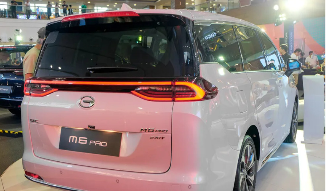 Tampilan belakang GAC M6 Pro terlihat elegan dan simpel