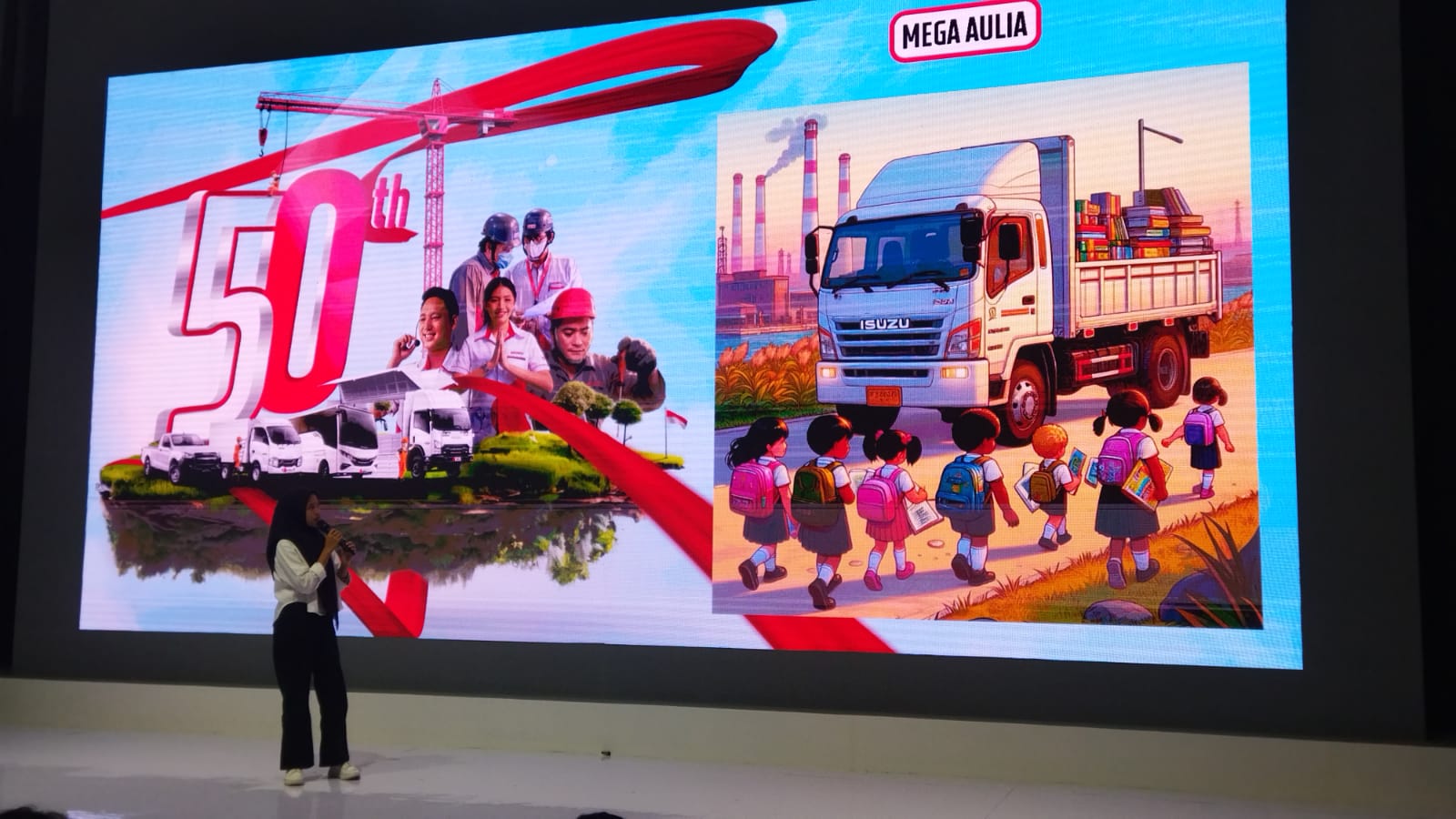 Isuzu Giga digambarkan Mega Aulia tengah mendistribusikan buku-buku untuk anak sekolah