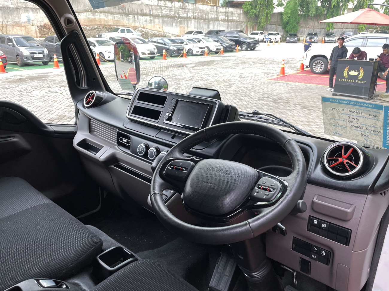 Area dasbor lebih terasa luks dibanding Canter biasa