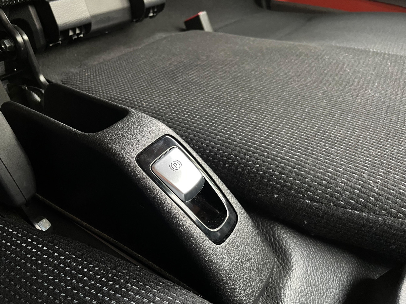 Sudah pakai rem parkir elektris