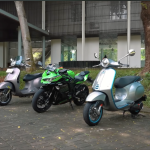 Komparasi Kawasaki Ninja ZX-25R vs Vespa GTS Super Tech 300 vs Vespa Elettrica, Adu Nanja Sampai Tes Keempukan Jok! - Tuwaga