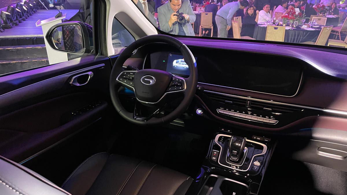 Dasbor anggung dengan speedometer seluas 7 inci dan head unit lauar sentuh 10,25 inci