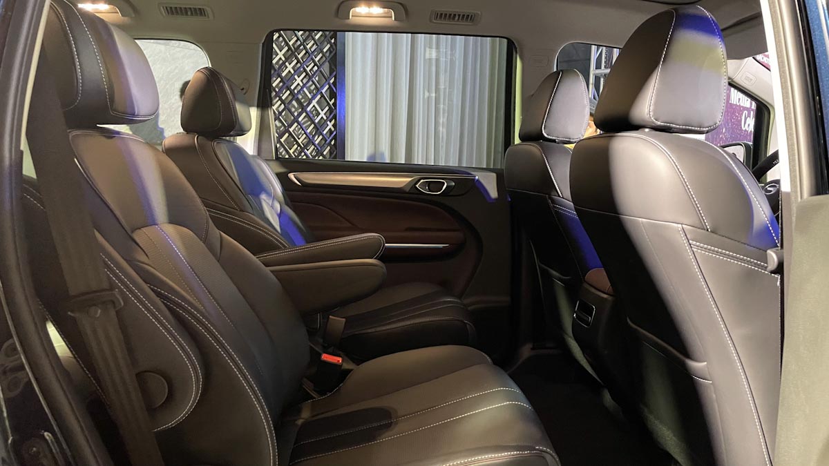 Jok tengah model captain seat