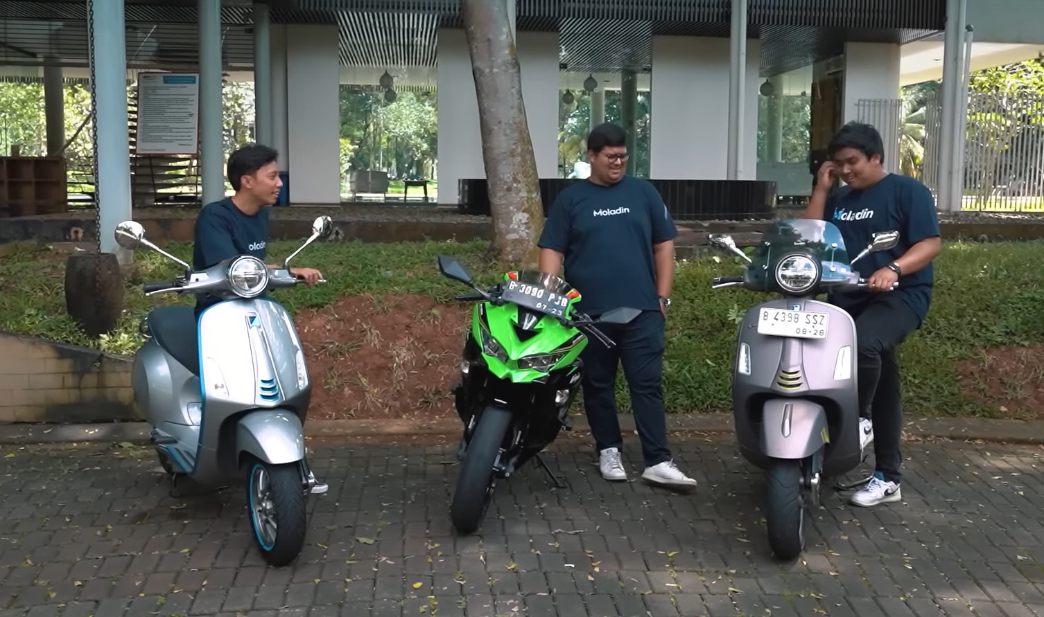 Kawasaki Ninja ZX-25R vs Vespa GTS Super Tech 300 vs Vespa Elettrica