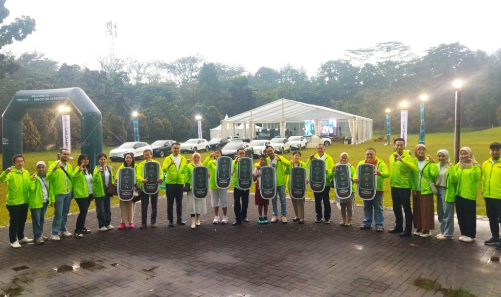 Penyerahan simbolis 1.000 unit Chery Omoda E5 kepada 10 konsumen Chery