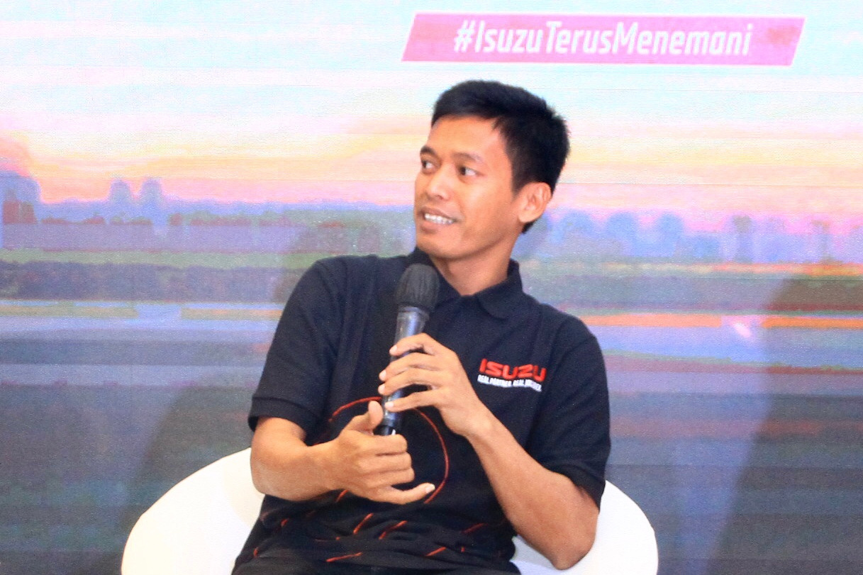  Satrio Rofiq salah satu driver truk Isuzu cerita suka-duka jadi sopir truk logistik