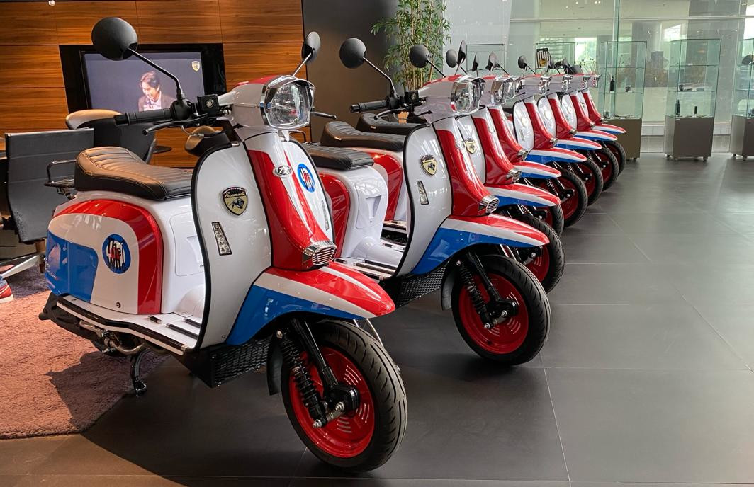 Edisi khusus ini hadir dengan kombinasi mencolok warna merah, biru dan putih dengan logo “The Who” 