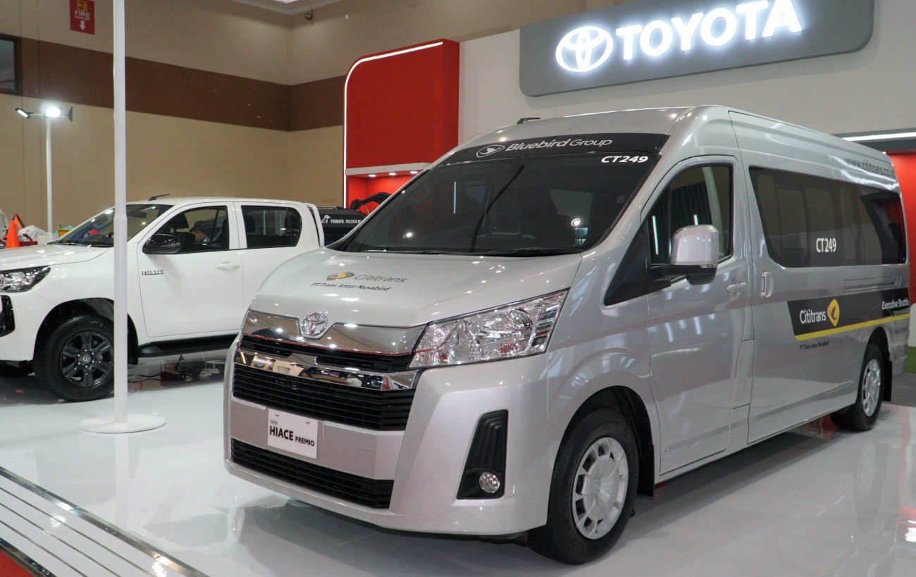 Toyota HiAce Premio diniagakan bersama dengan sang kakak HiAce Commuter