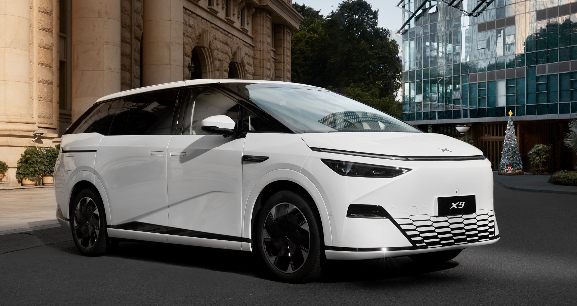 Spesifikasi Chery Exeed 08 MPV Listrik Rival Alphard Debut di Beijing Auto Show 2024 XPeng X9 tampak elegan