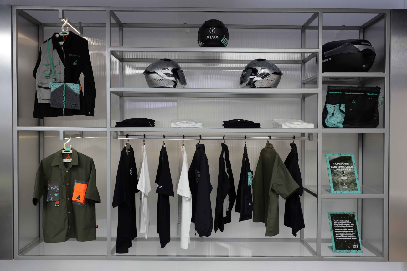 Tak sekadar diler, calon konsumen juga bisa test drive dan membeli merchandise Alva