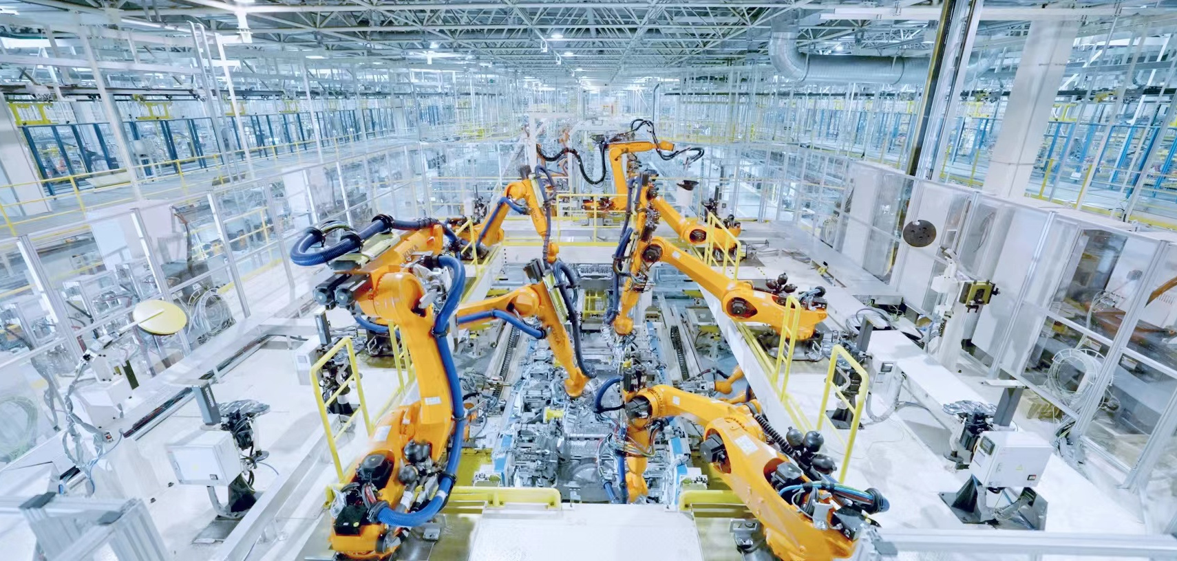 Area welding di pusat perakitan GAC Aion sudah robotik