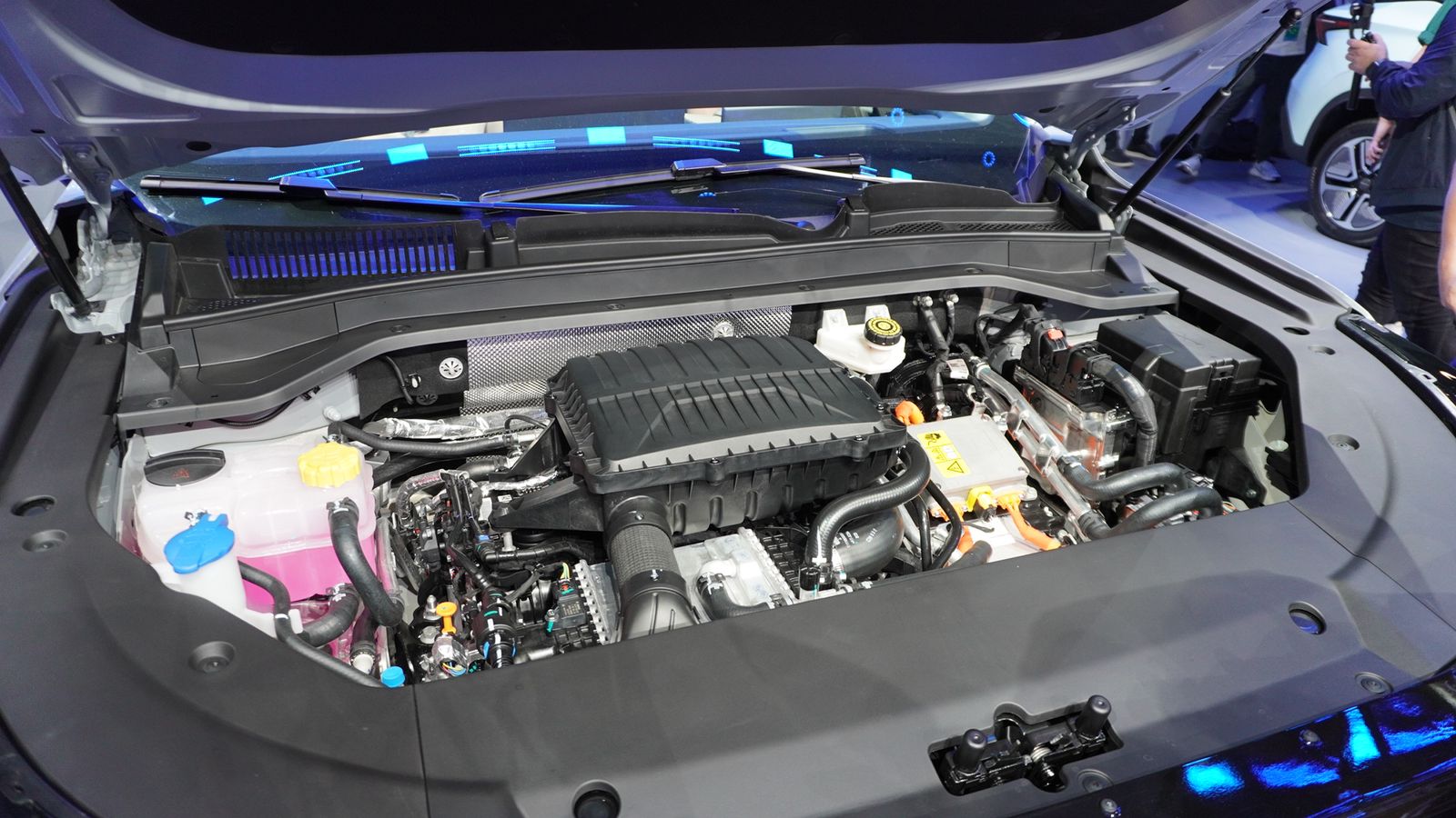 Mesin 2000cc 4 silinder turbocharged berkolaborasi bareng motor listrik 