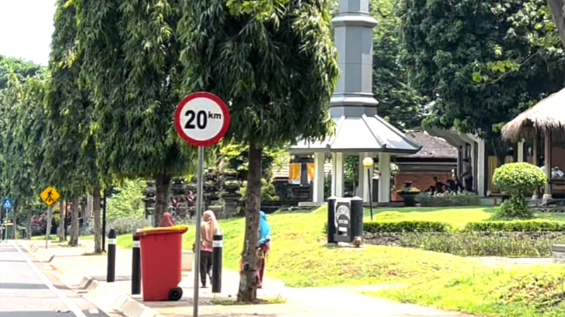 Berkendara bersama Neta V di TMII