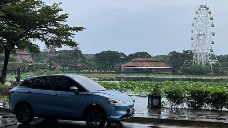 Berkendara bersama Neta V di TMII