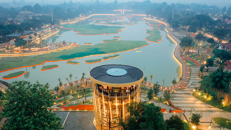 Berkendara bersama Neta V di TMII