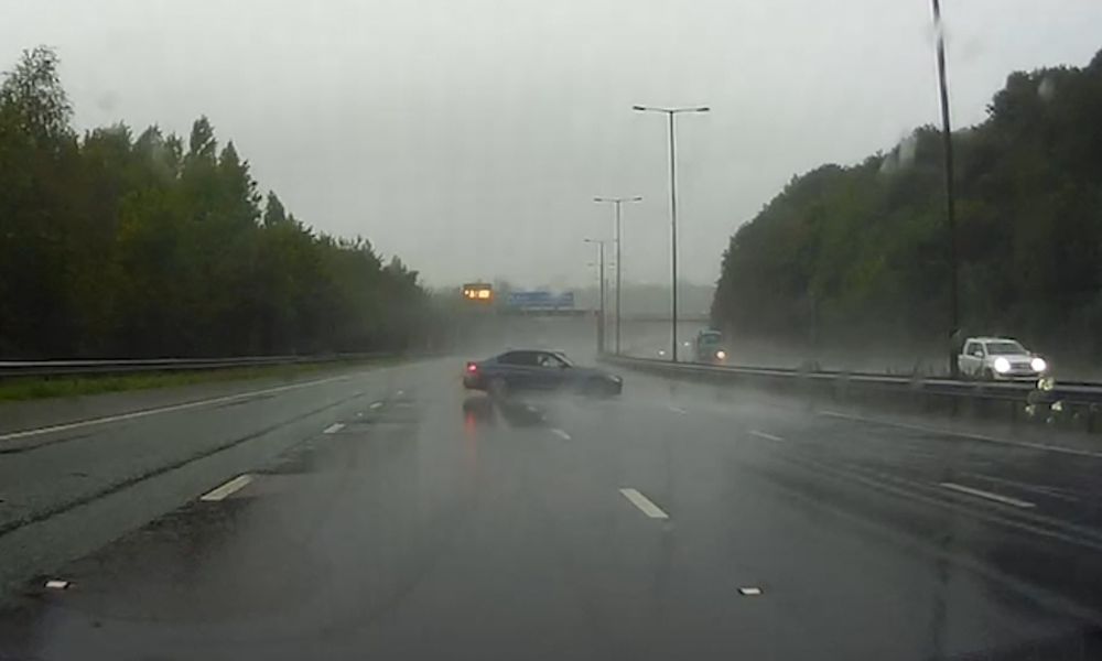 Tips Melintasi Aquaplaning di Jalan Tol