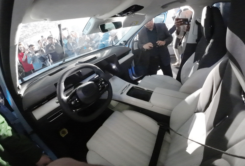 Interior Chery Omoda 7 terinspirasi gaming dengan setir ala controler PS 5