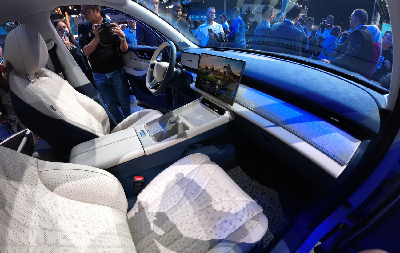 Layout dasbor modern dengan layar berukuran besar