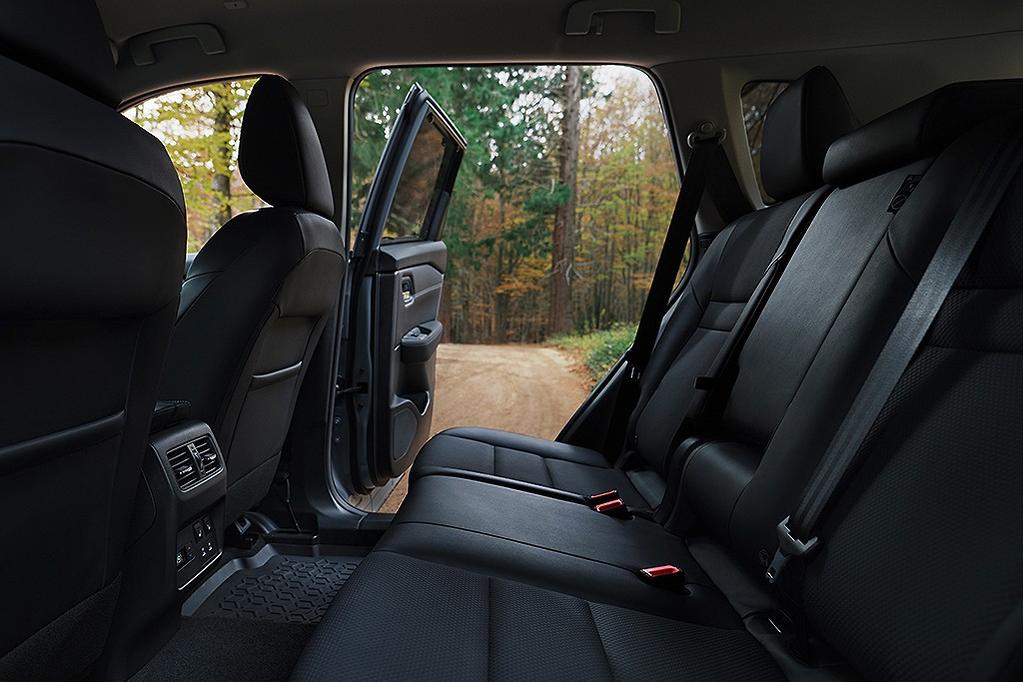 Kabin tetap identik X-Trail standar hanya joknya berbahan tahan air