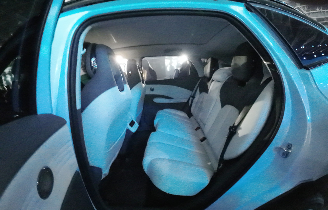 Area baris kedua lega, dengan jok warna putih nyaman bikin kabin berasa luas