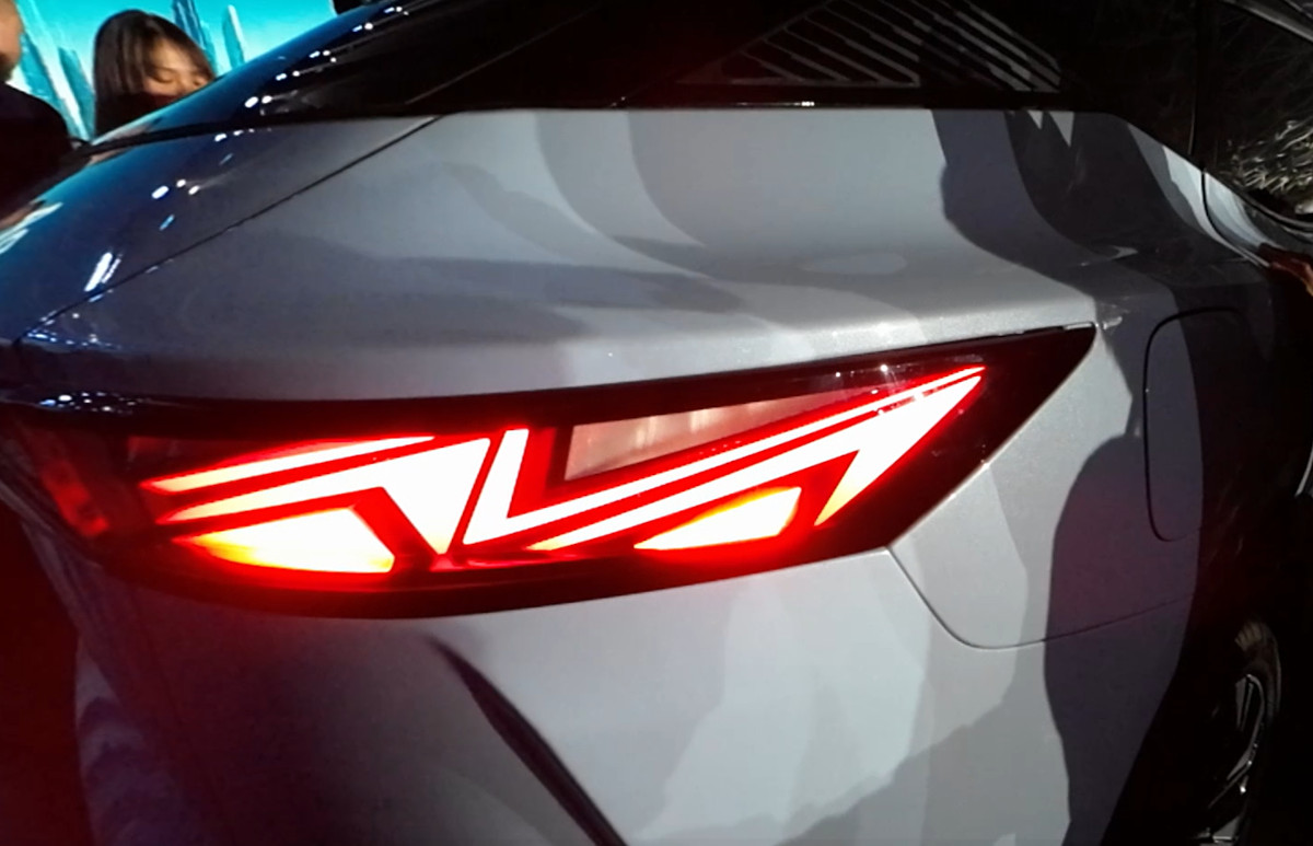 Desain lampu belakang pipih dan menyala seperti sambaran kilat