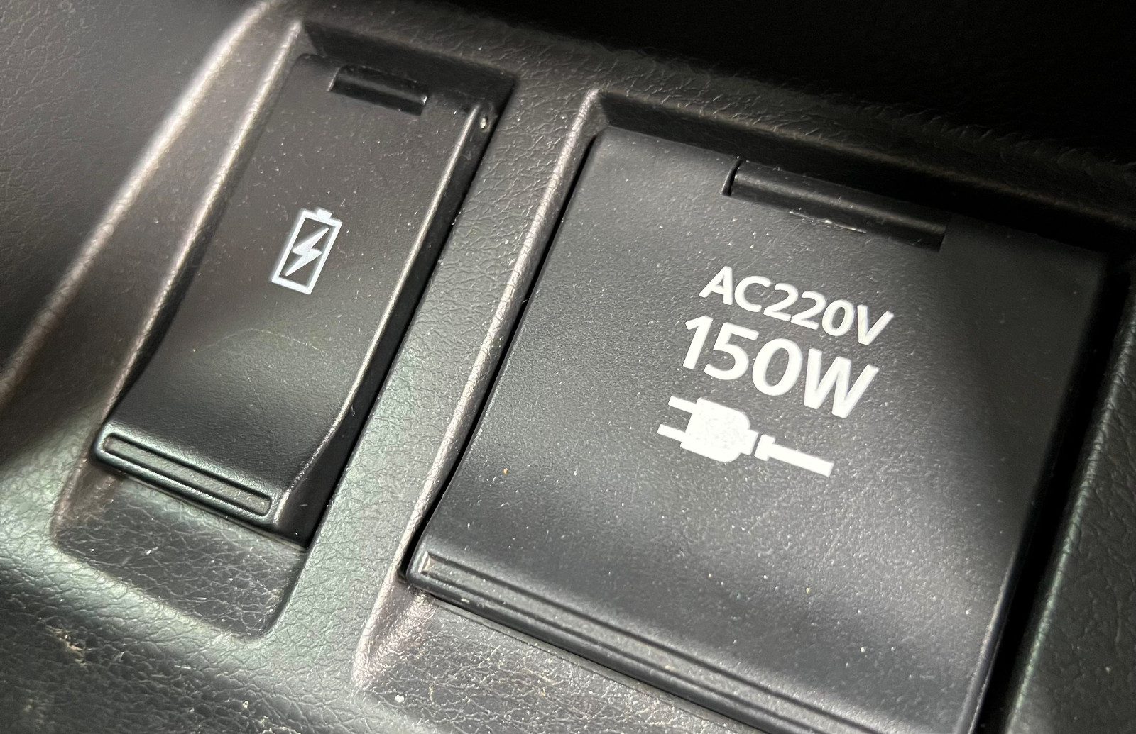 Penumpang tidak akan kehabisan daya gadget karena tersedia beberapa colokan listrik AC