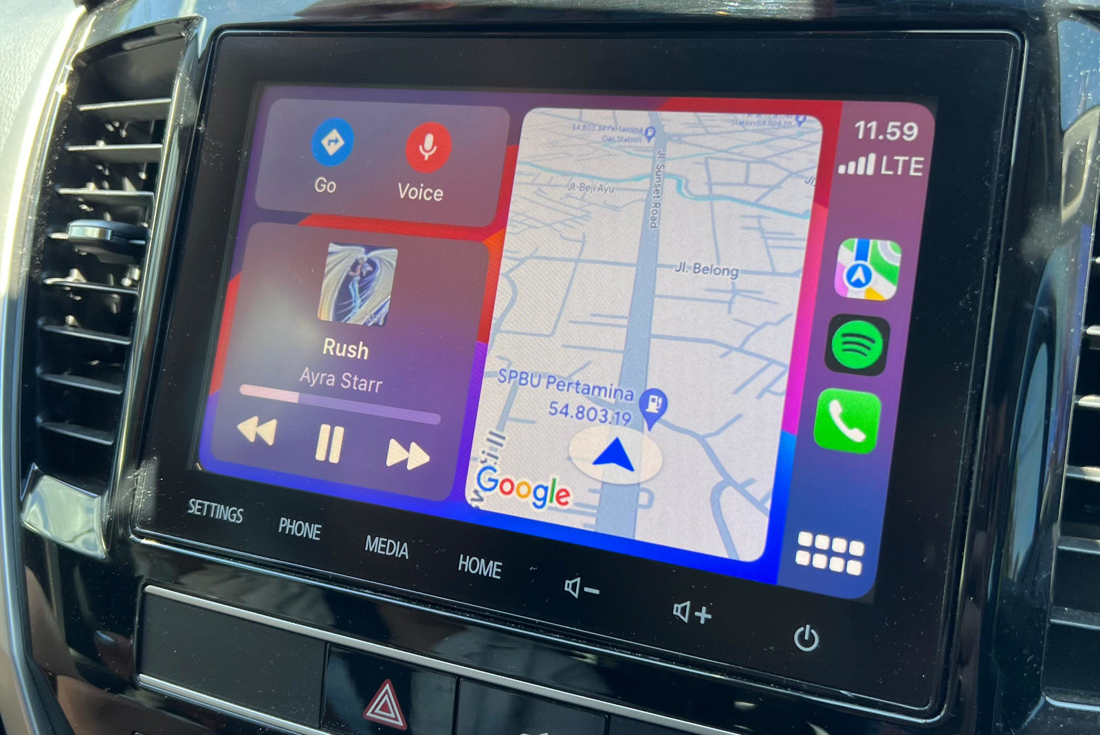 Fitur hiburan canggih dengan sistem audio berkualitas tinggi dan sudah layar sentuh