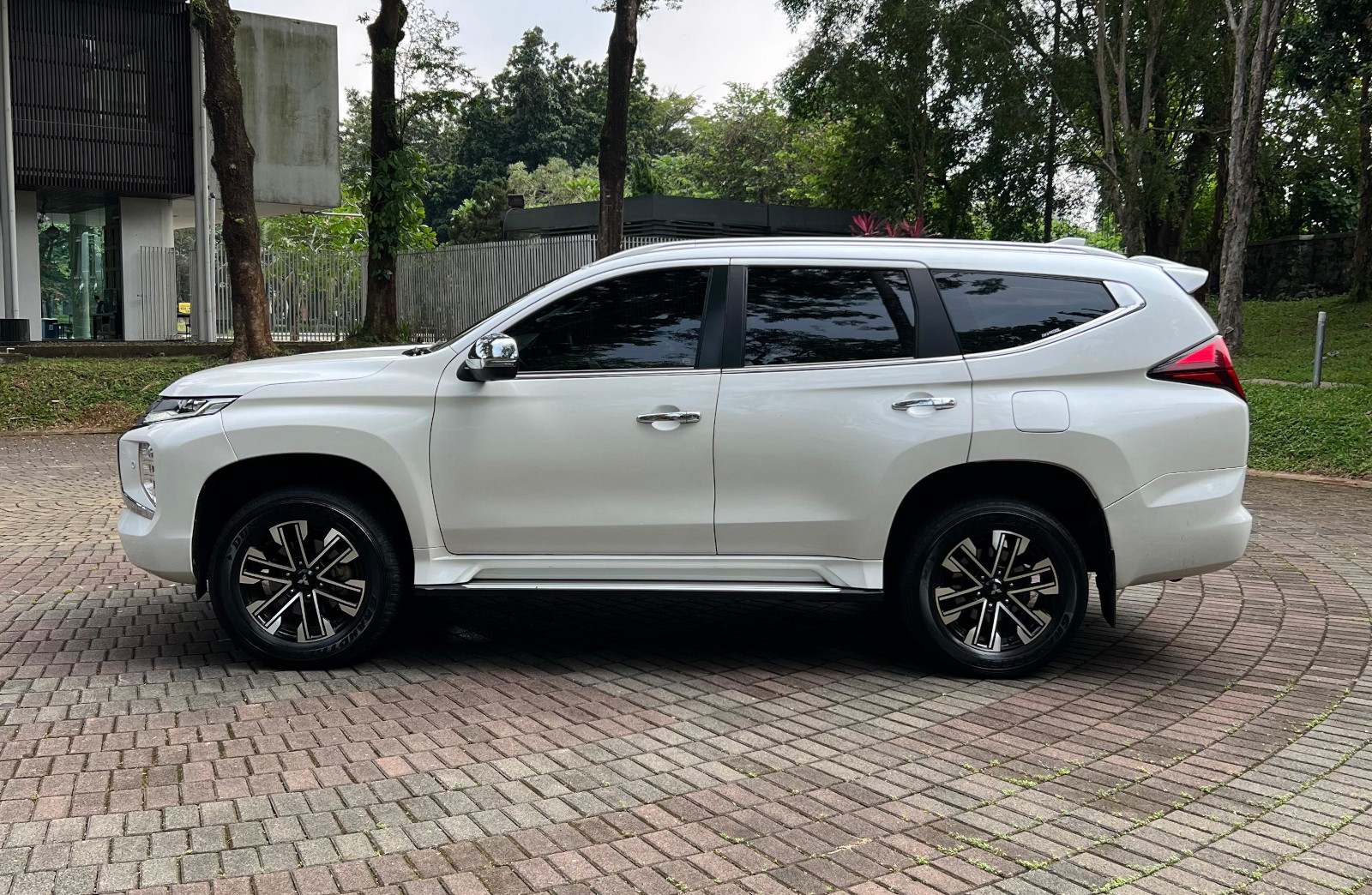 Penjelajah Sejati Pakai Mitsubishi Pajero Sport Rute Jakarta-Bali Pelek standar Mitsubishi Pajero Sport sudah berukuran 18 inci