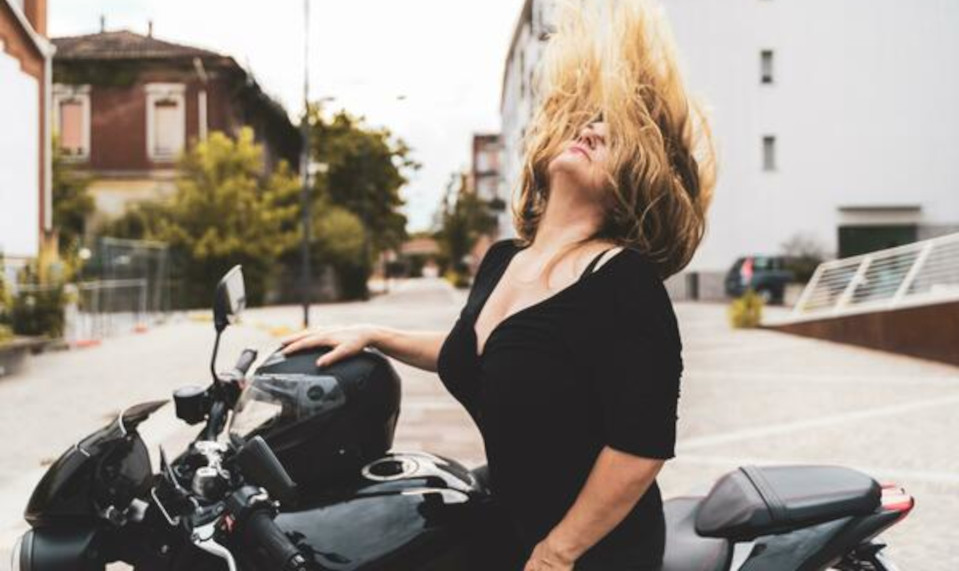 Rider wanita berambut panjang sebaiknya mengikat rambut terlebih dahulu sebelum riding