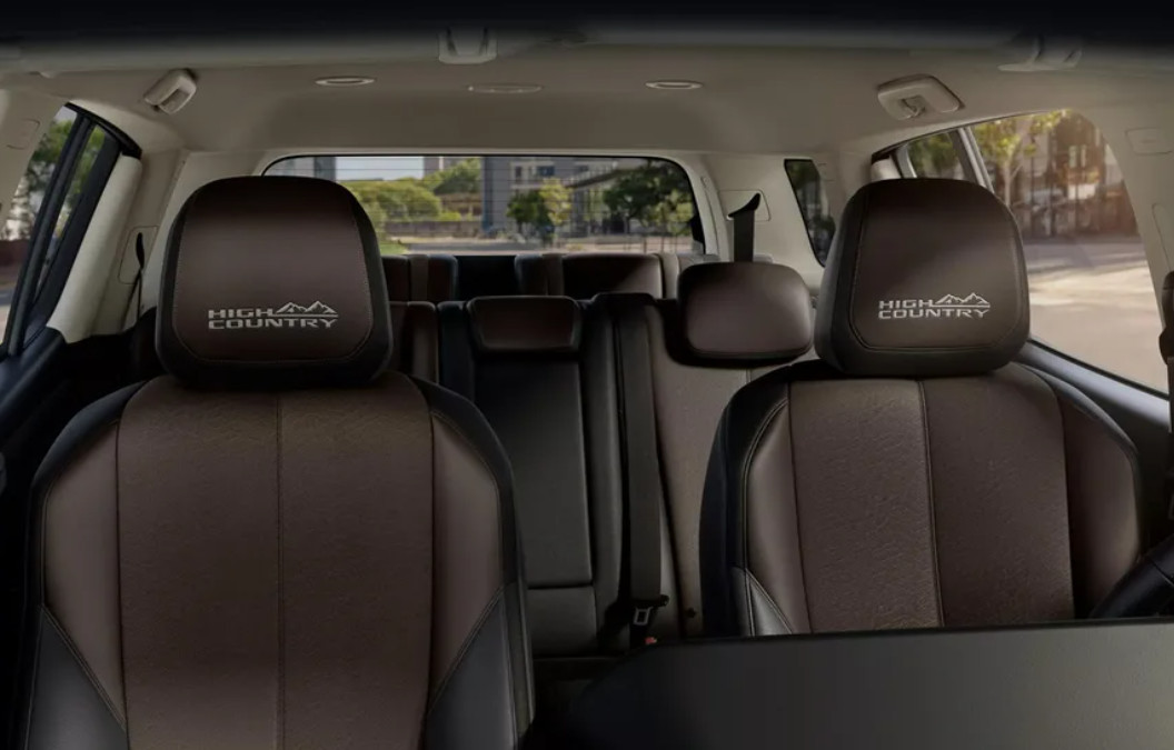 Logo High Country disulam di sandaran kepala depan