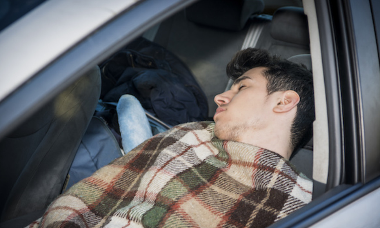 Tips aman tidur di mobil bisa dengan membuka kaca dan cari tempat teduh