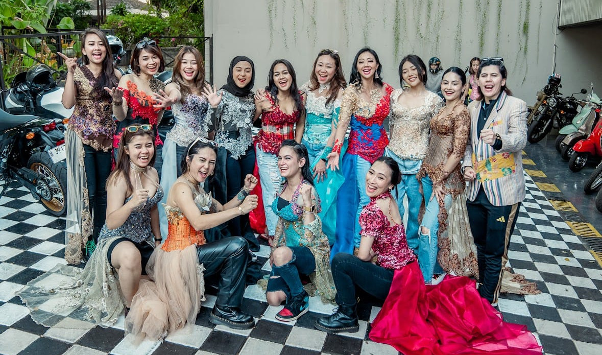 Berkendara menggunakan kostum sesuai profesi yang ditekuni oleh wanita di Indonesia