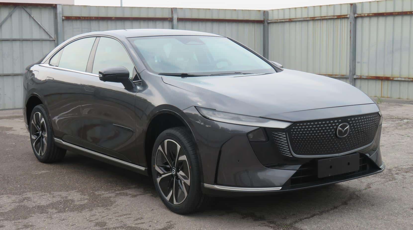 Versi produksi Mazda EZ-6 ditawarkan 3 versi yakni 2 full listrik dan 1 hybrid