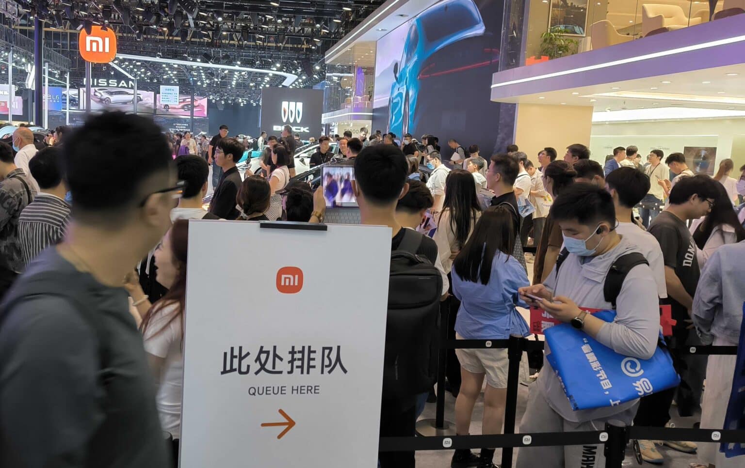 Lihat Langsung Sedan Listrik Xiaomi SU7 Diantre Sampai Mejeng di Counter Hape-nya di Mall Antrean pengunjung masuk ke booth Xiaomi di Beijing Auto Show 2024