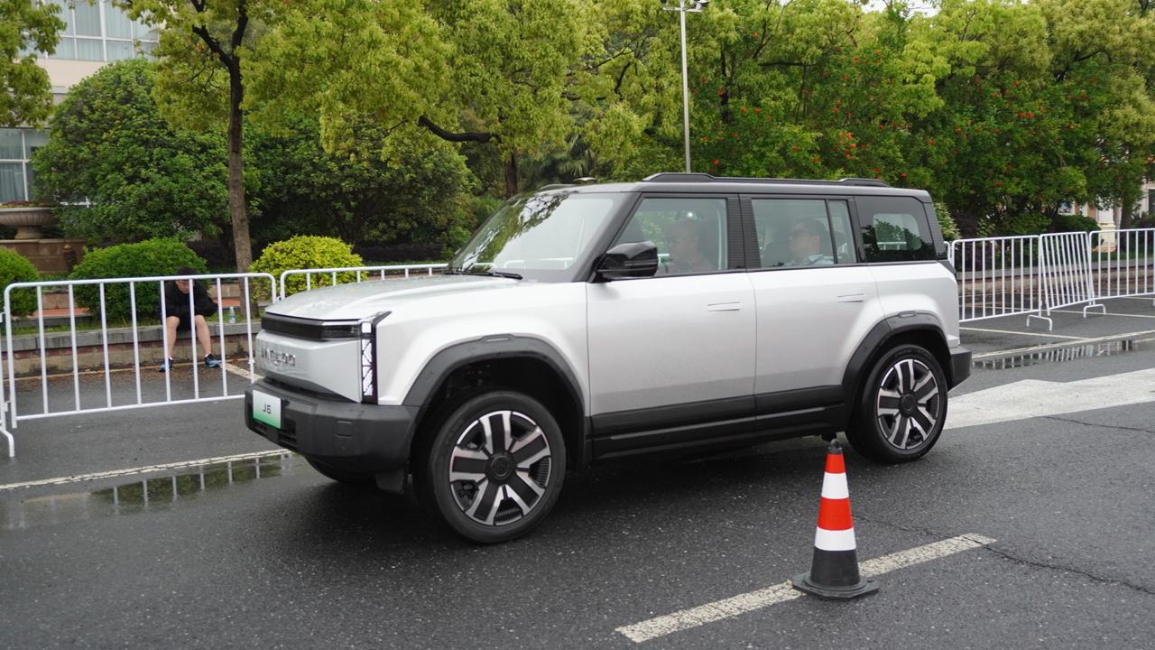 Dimensi J6 memiliki panjang 4.406 mm, lebar 1.910 mm, dan tinggi 1.715 mm.