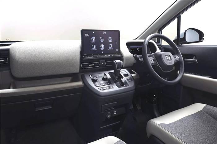 Desain dasbor khas Freed lama