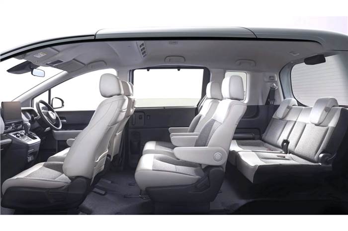 Kabin dan akses masuk luas jadi salah satu kelebihan MPV pintu geser