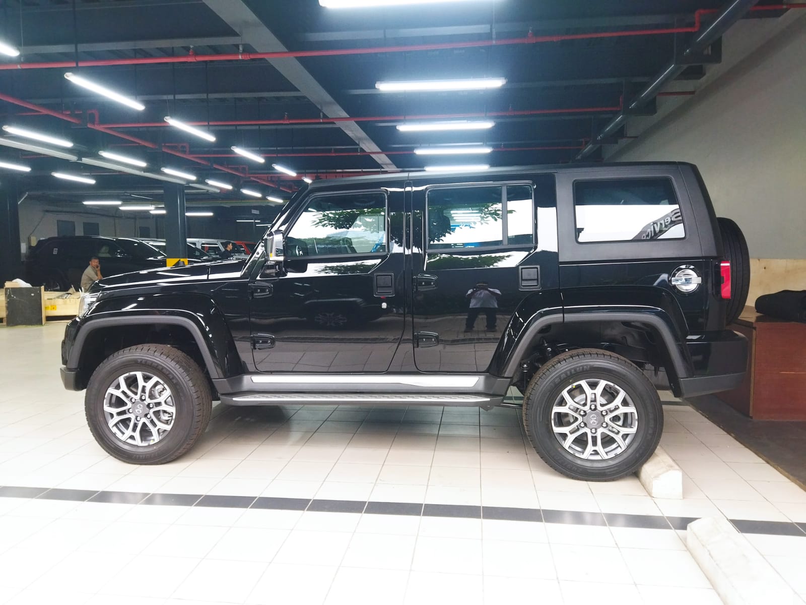Postur samping BAIC BJ-40 Plus identik dengan garis bodi Wrangler