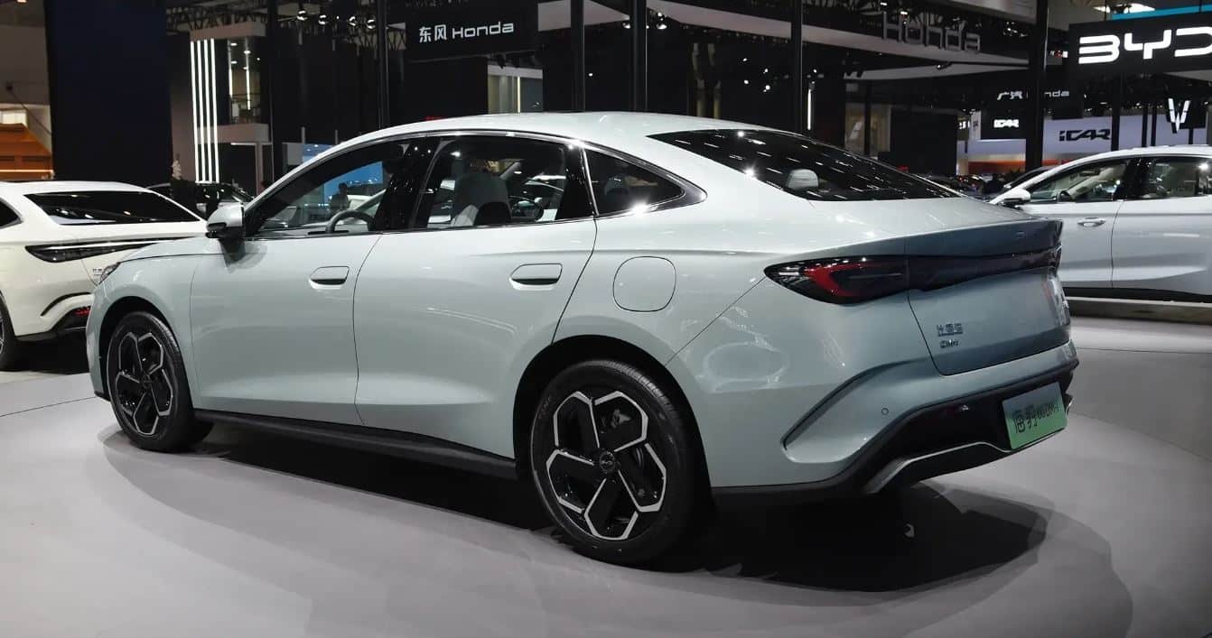 Selain dimensi mirip dengan Seal listrik maka pad BYD Seal 06 DM-I juga memakai velg serupa dengan versi listriknya itu