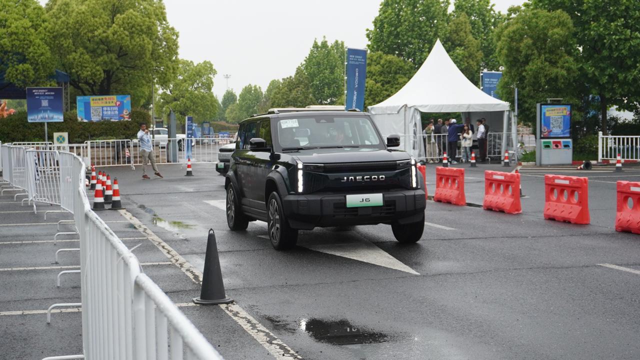 Desain bodi mengotak dan berkarakter futuristik