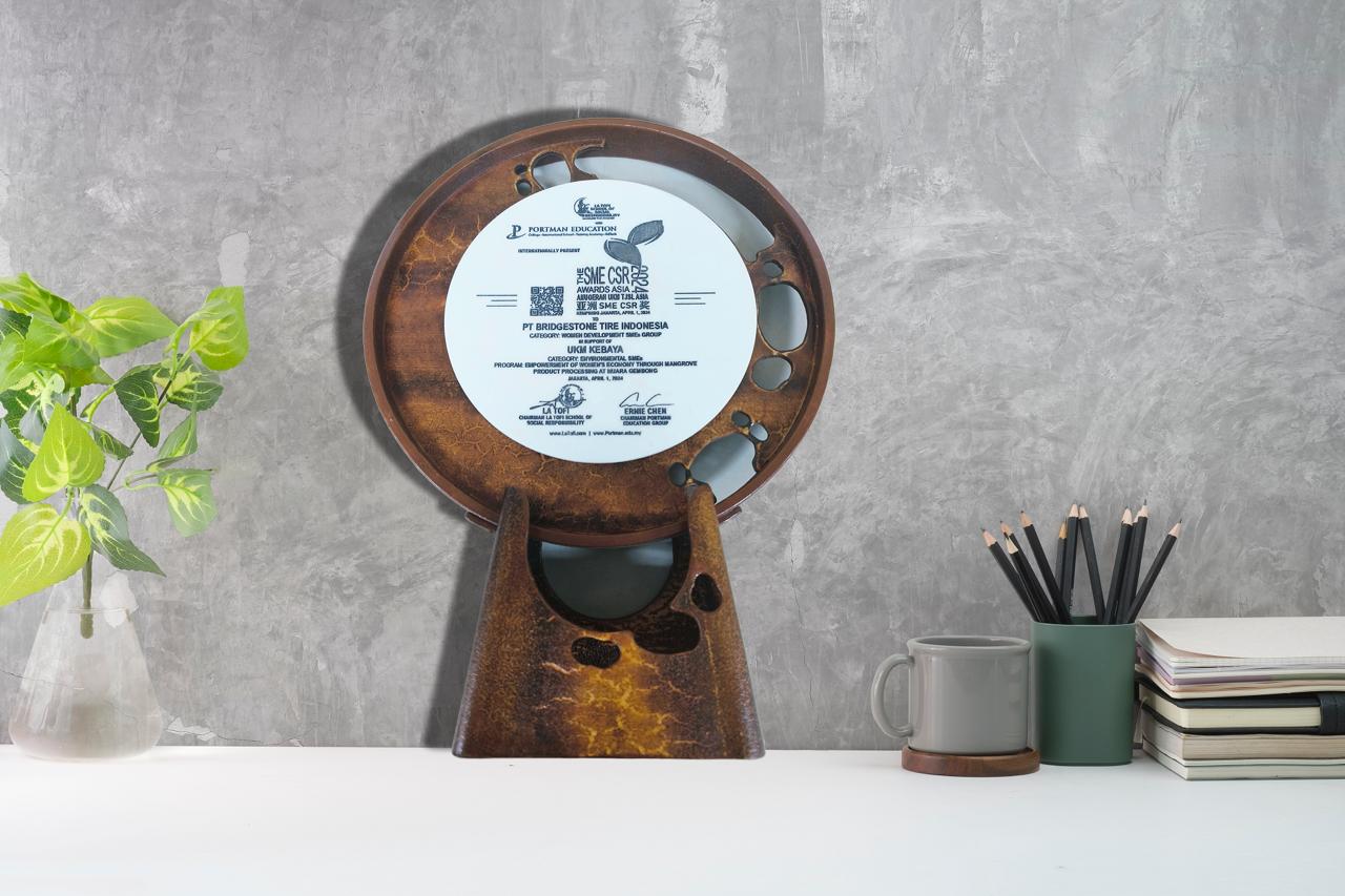 Bridgestone Indonesia Peduli Masyarakat Pesisir Muara Gombong Trofi The SME CSR Award Asia 2024