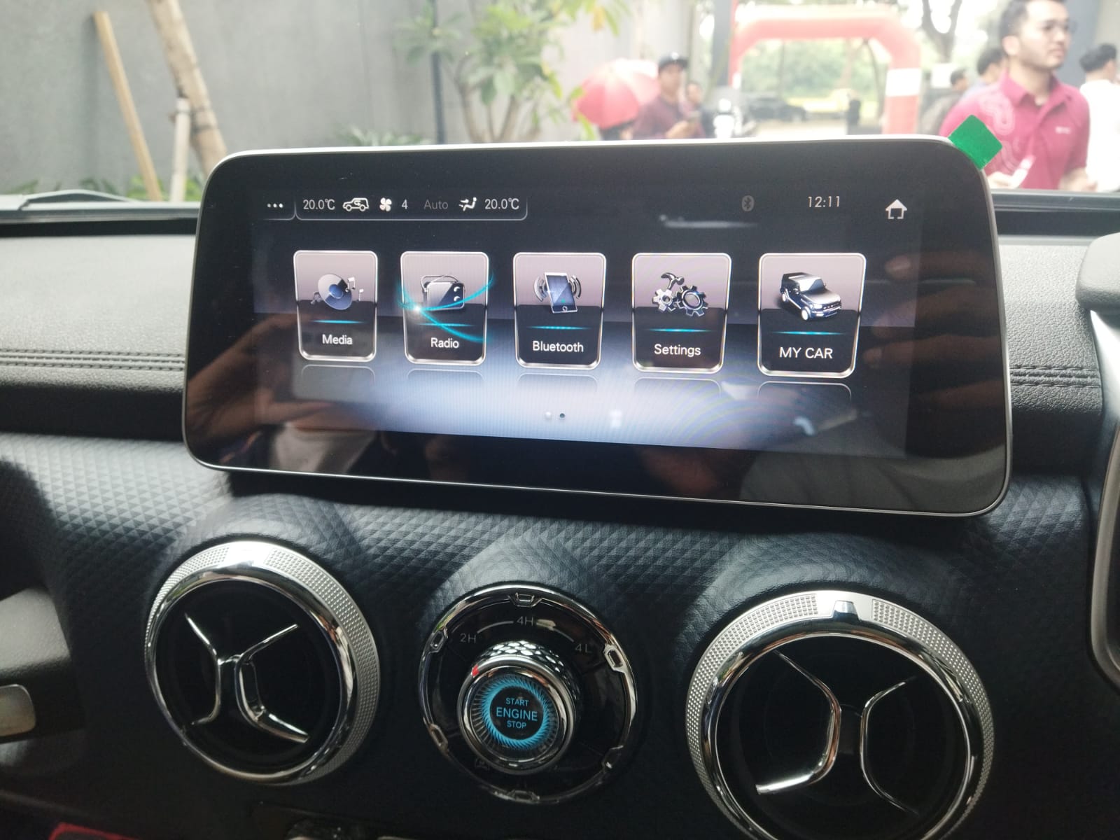 Di bawah head unit ada kenop bulat untuk memilik mode off-road