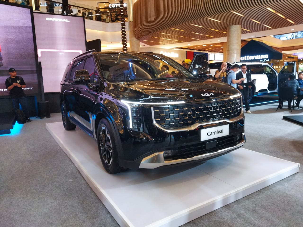 Harga Kia Carnival baru terbagi tiga varian