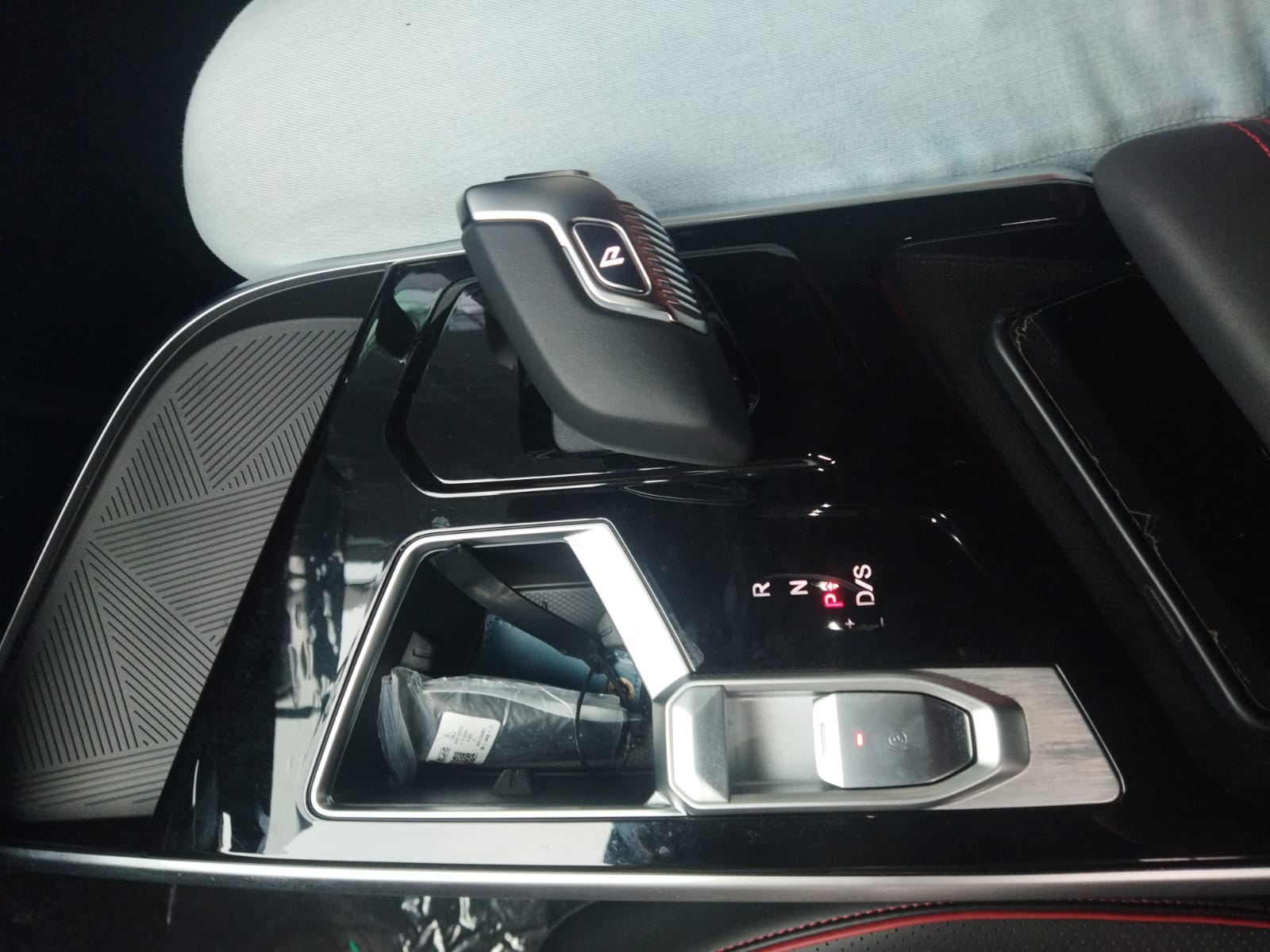 Tuas transmisi otomatis 7-Percepatan Double Clutch (7-Speed DCT) milik X-55 terasa smooth