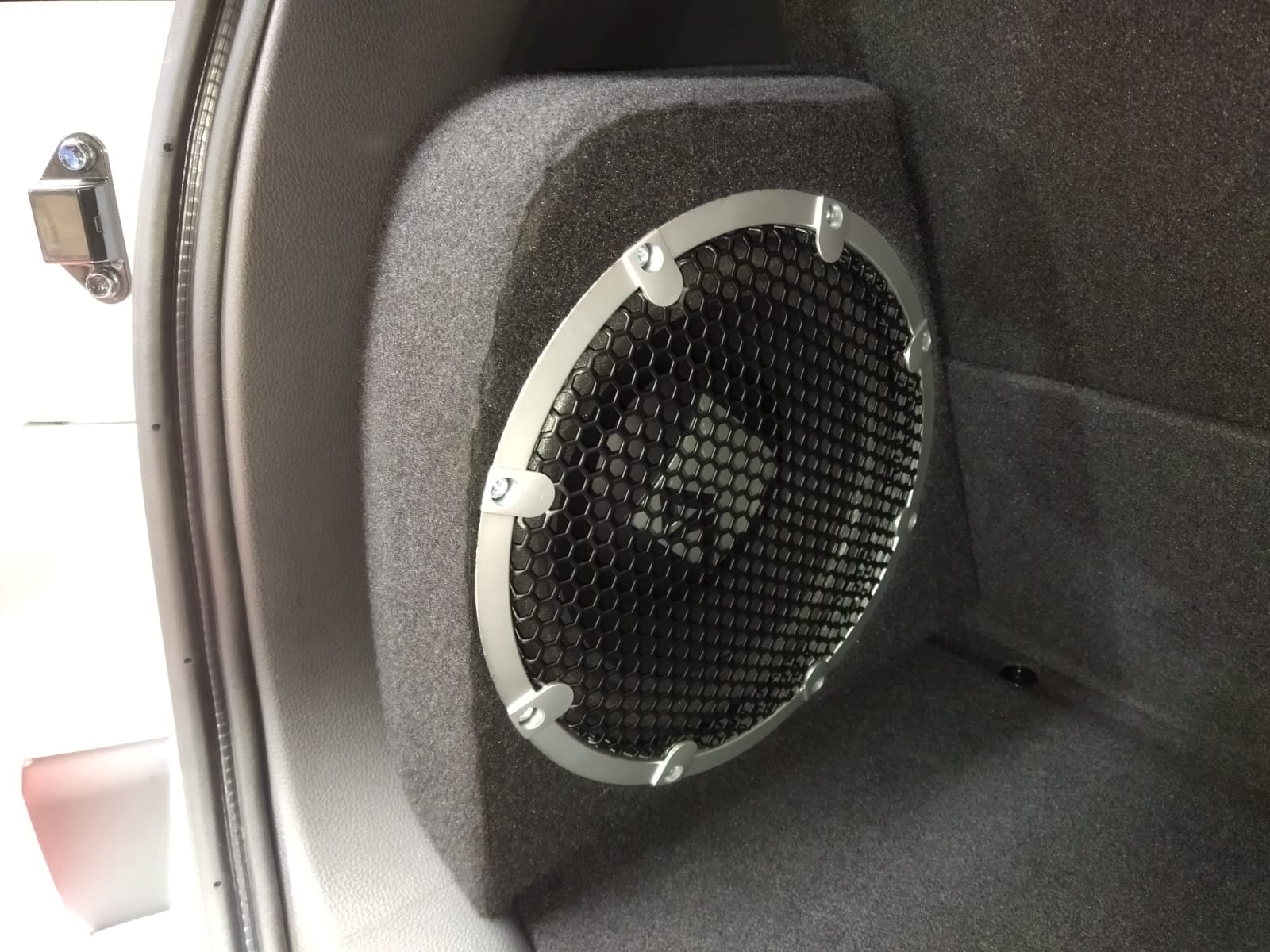 Audio spesial dipasok subwoofer Rockford Fosgate