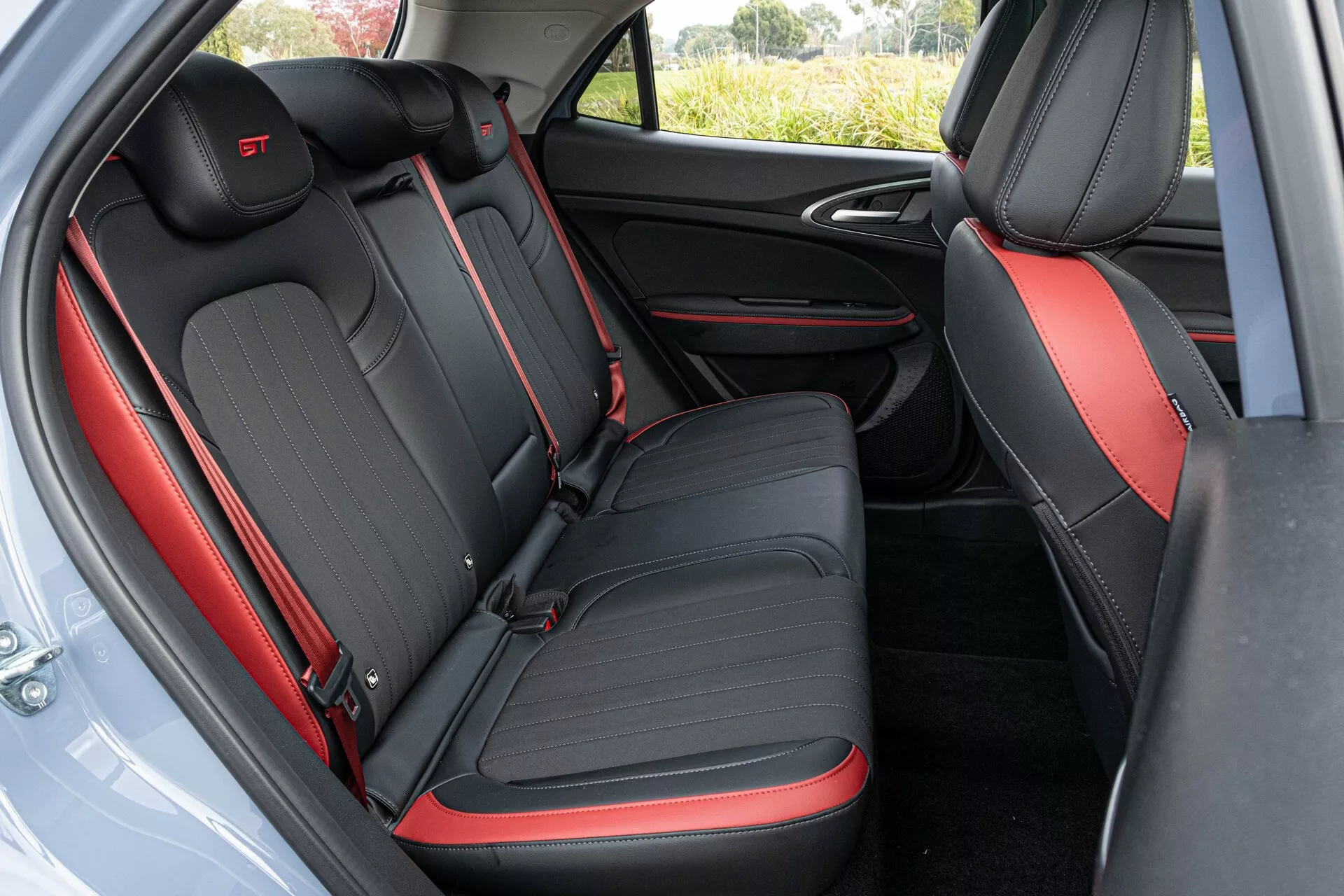 Jok baris kedua tetap berhias aksen warna merah