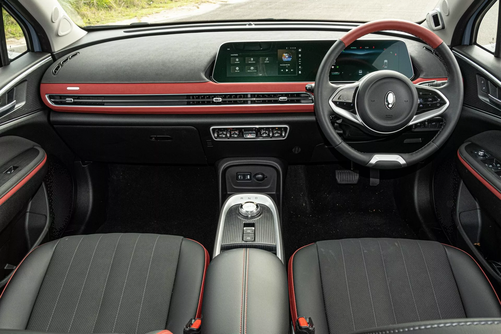 GWM Ora GT pakai baterai nikel mangan kobalt 63 kWh yang menggerakkan motor listrik di poros depan dengan tenaga 126 kW (169 hp) dan torsi 250 Nm