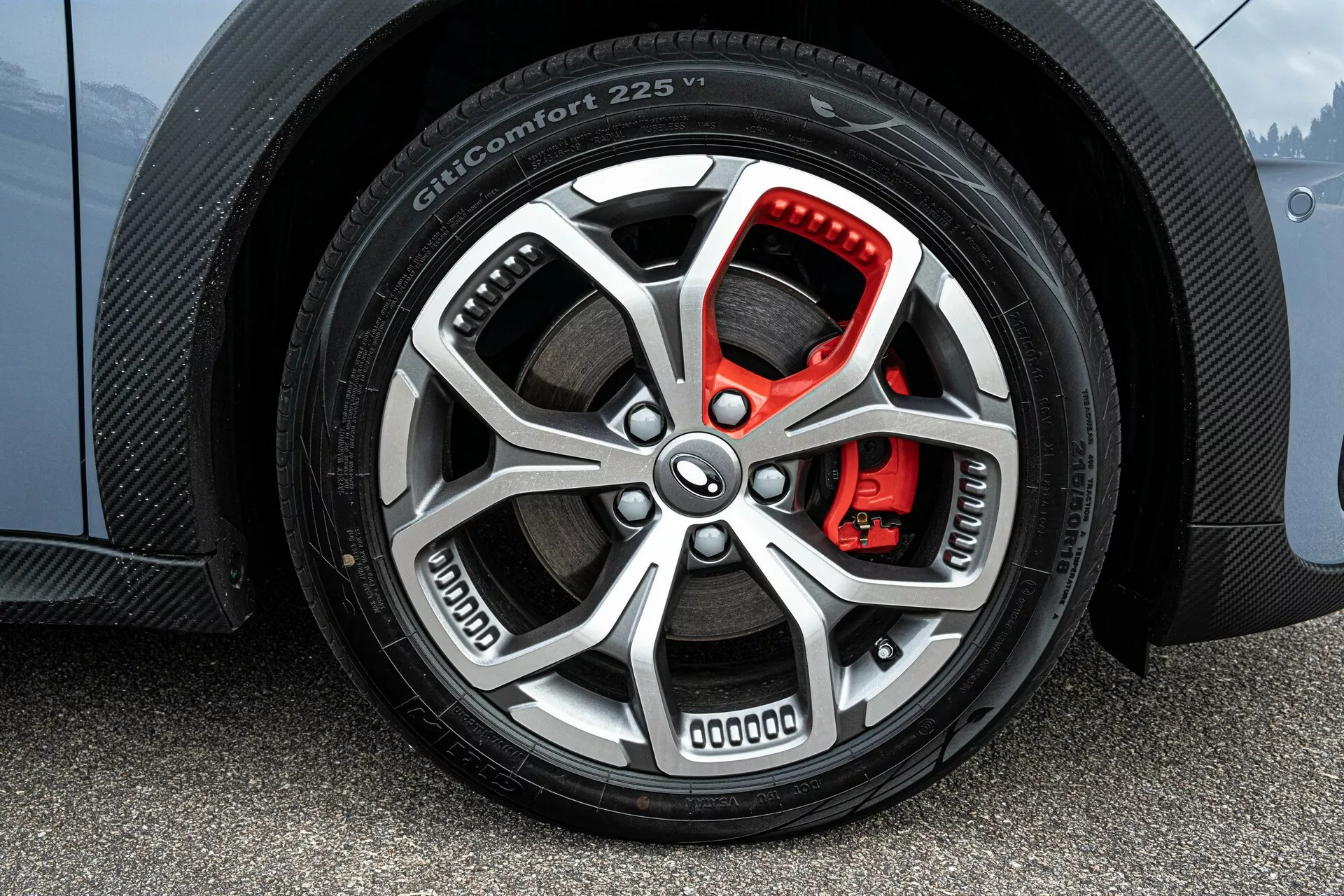 Velg 18 inci dengan kaliper rem warna merah 