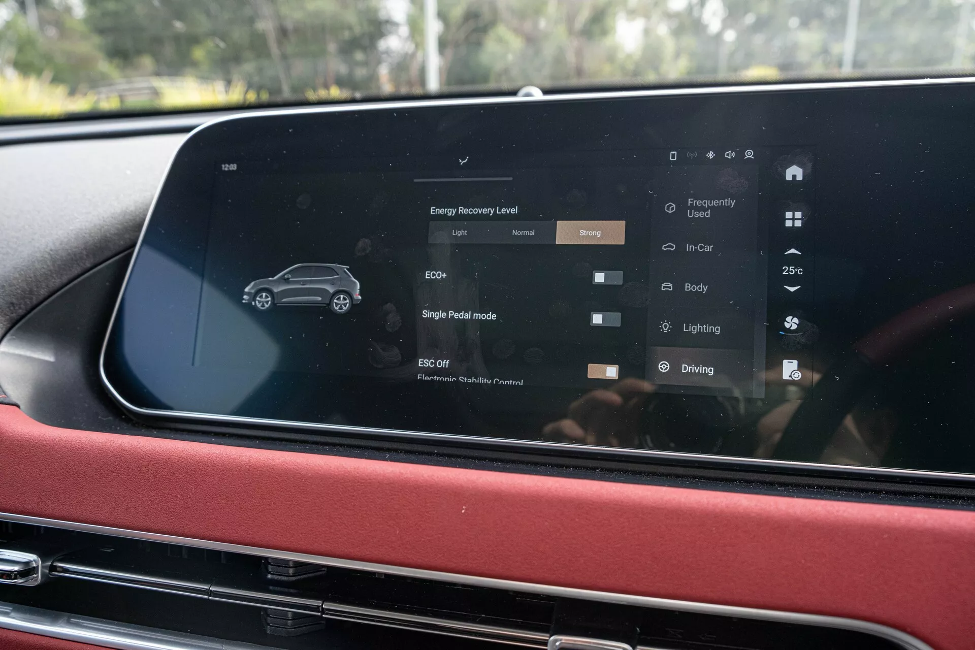 Hadir sepasang layar ukuiran 10,25 inci