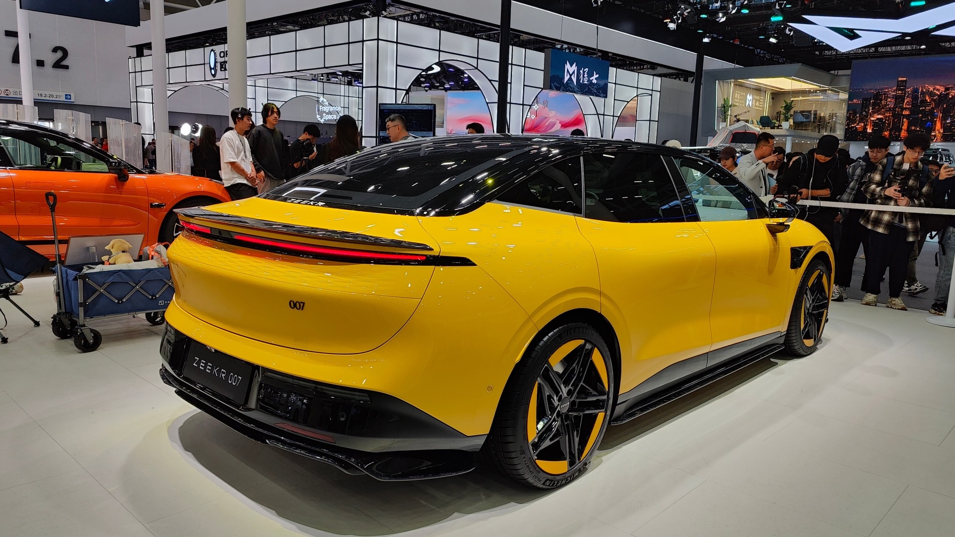 Zeekr 007 warna “Kung Fu Yellow,” sebagai penghormatan kepada Bruce Lee di film Game of Death